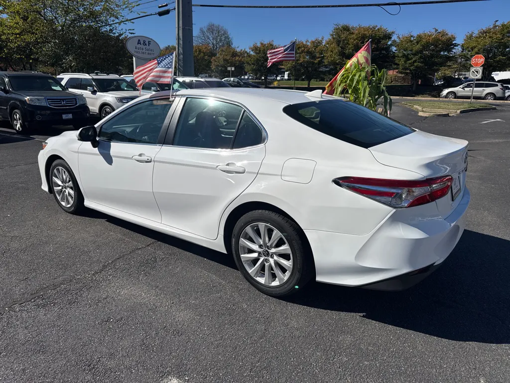 2019 Toyota Camry L — foto 5 de 22