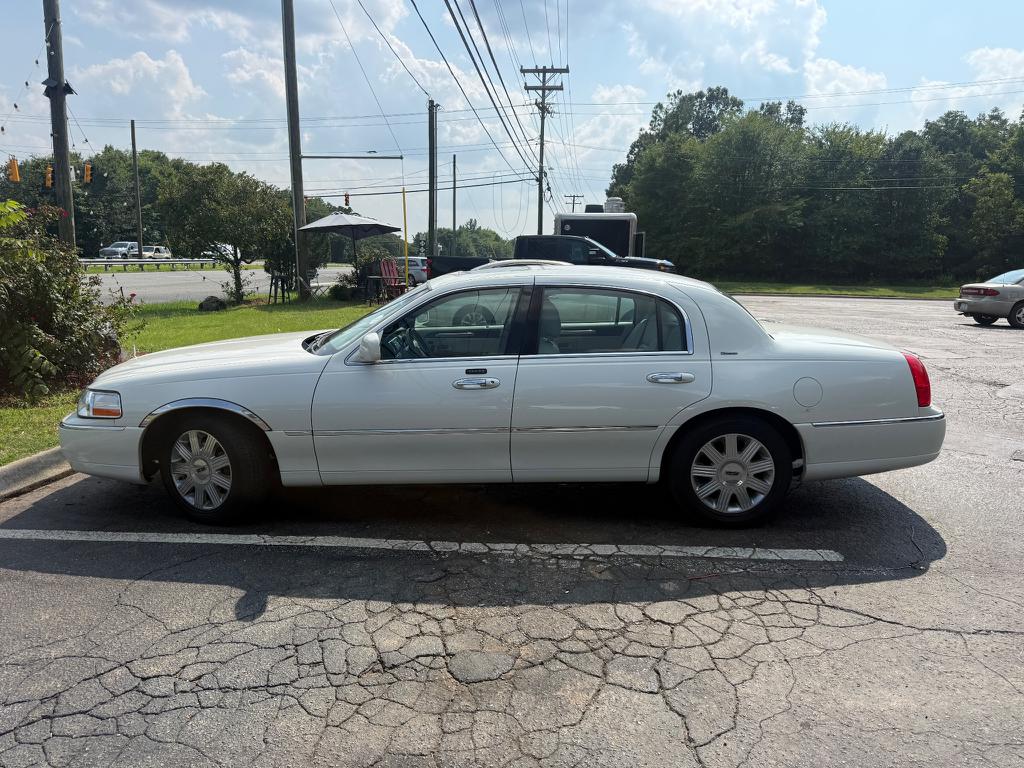 2004 Lincoln Town Car Sedan Rear-Wheel Drive 4-Speed Automatic