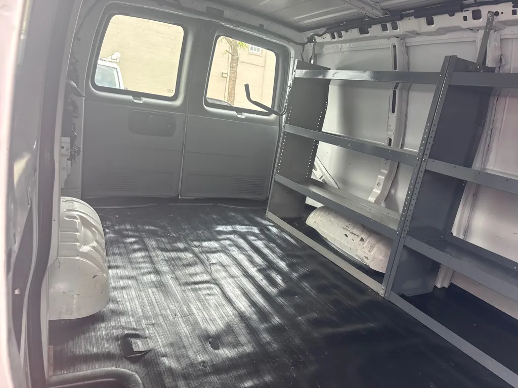 2018 Chevrolet Express 2500 — photo 12 of 22