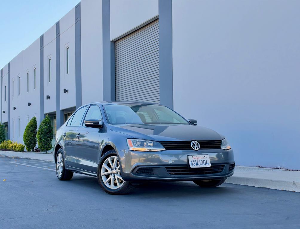 Gray 2011 Volkswagen Jetta Sedan Front-Wheel Drive 6-Speed Automatic