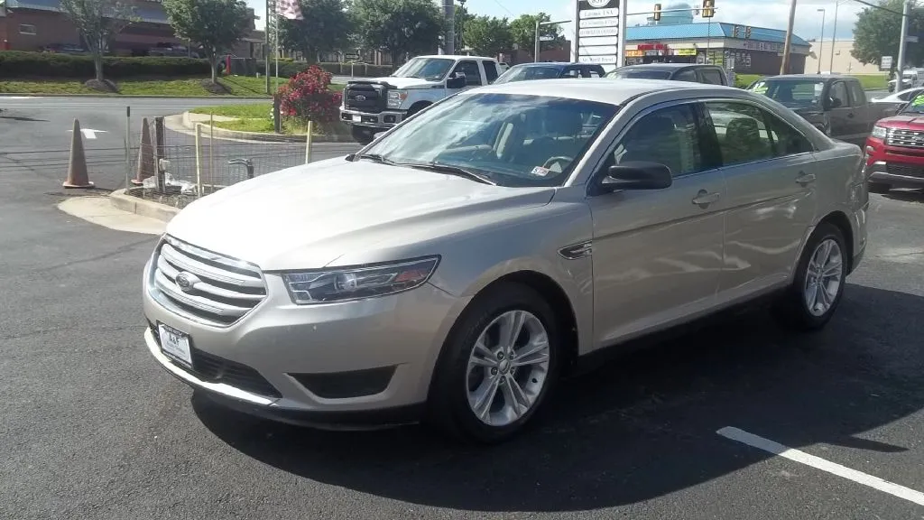 2017 Ford Taurus SE — photo 3 of 16