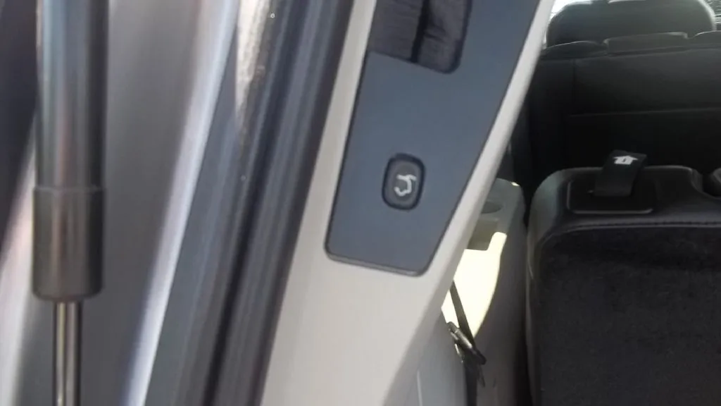 2013 Chrysler Town & Country Touring — photo 13 of 17