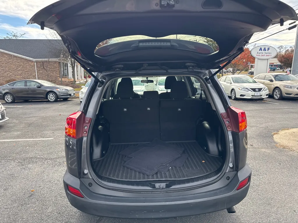 2015 Toyota RAV4 LE — photo 13 of 24