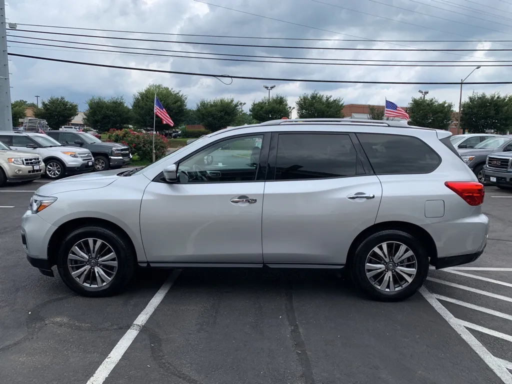 2019 Nissan Pathfinder SV — foto 4 de 21