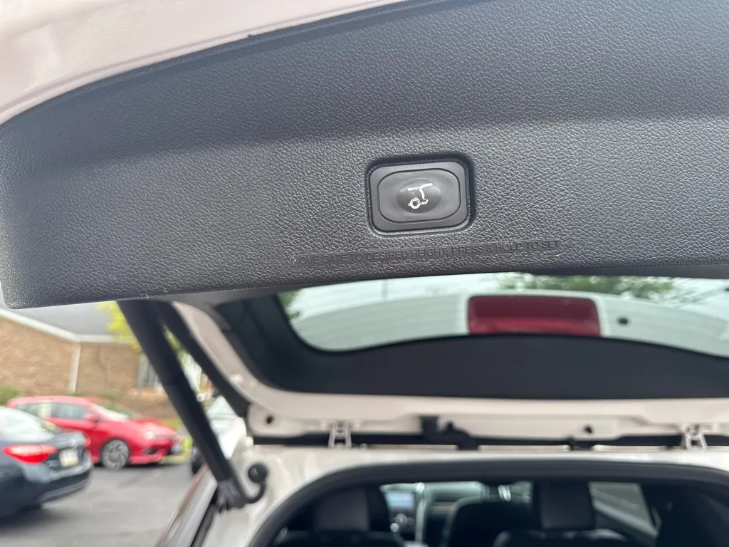 2018 Ford Explorer Platinum — photo 17 of 31