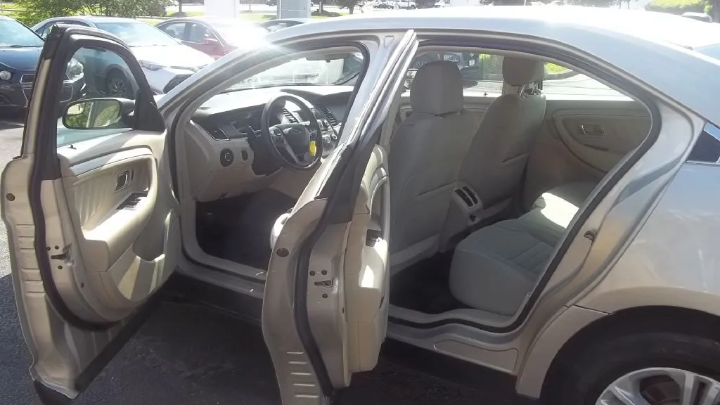 2017 Ford Taurus SE — photo 9 of 16