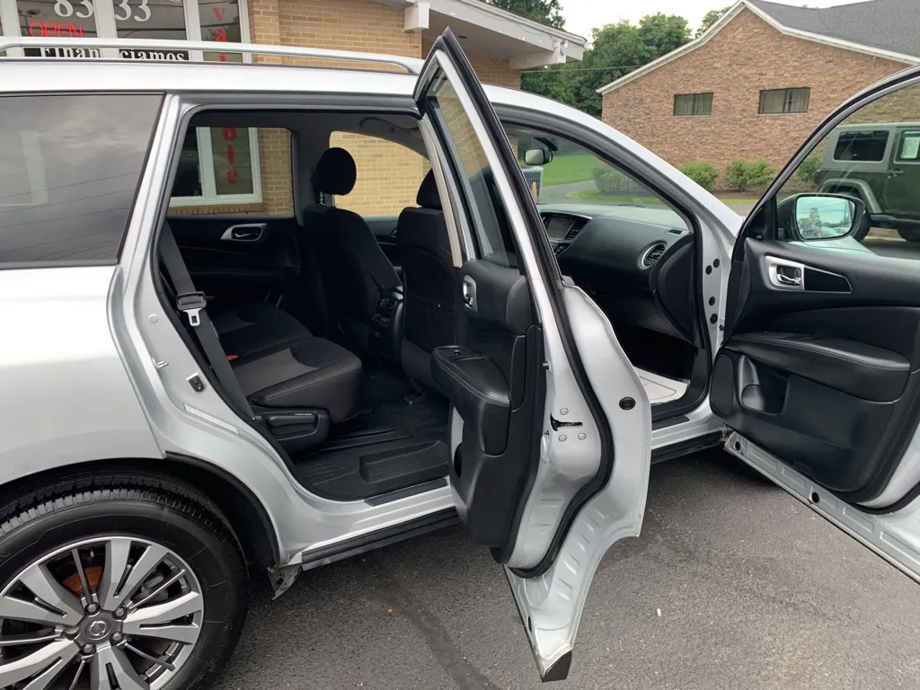 2019 Nissan Pathfinder SV — foto 11 de 21