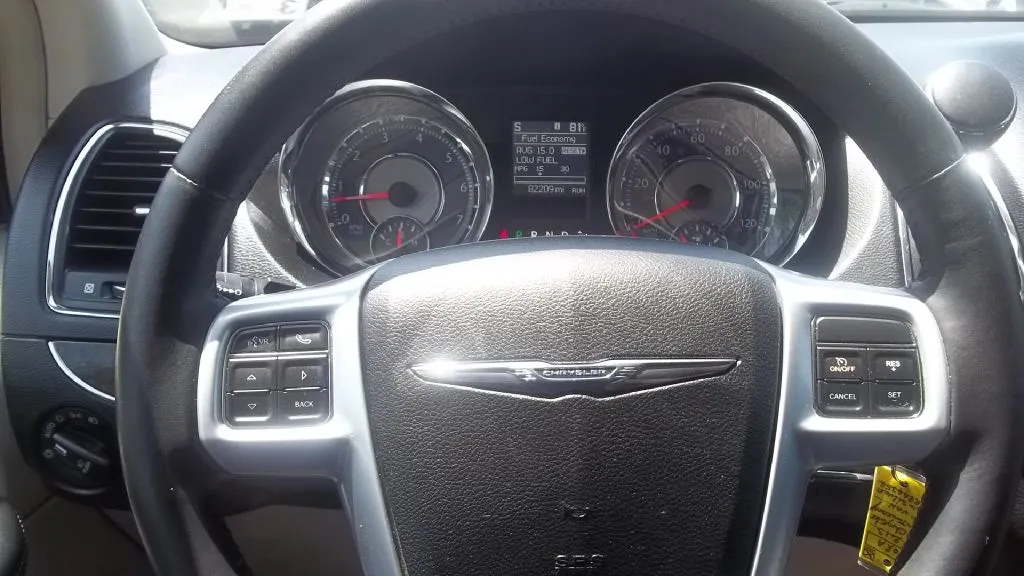 2013 Chrysler Town & Country Touring — photo 12 of 17