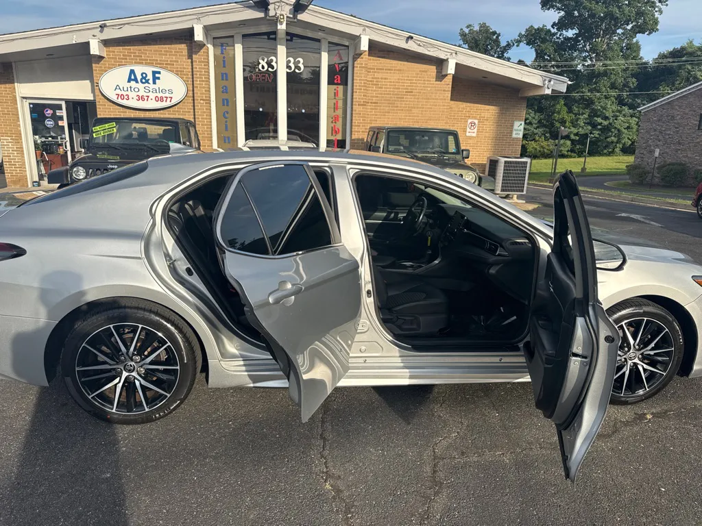 2021 Toyota Camry SE — photo 11 of 21