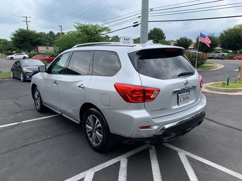 2019 Nissan Pathfinder SV — foto 5 de 21