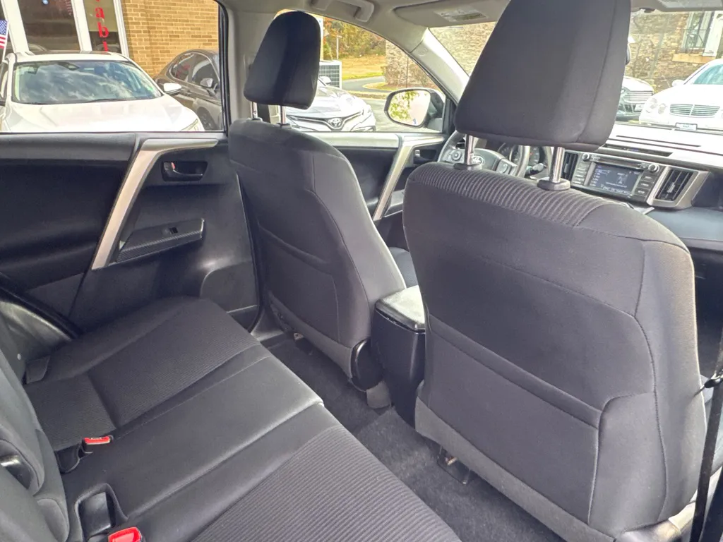 2015 Toyota RAV4 LE — photo 11 of 24