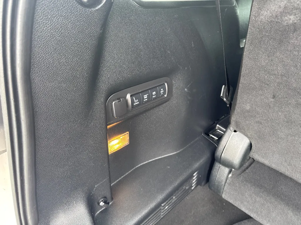 2018 Ford Explorer Platinum — photo 16 of 31