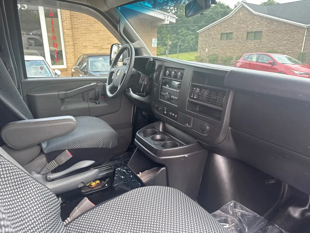 2018 Chevrolet Express 2500 — photo 9 of 22