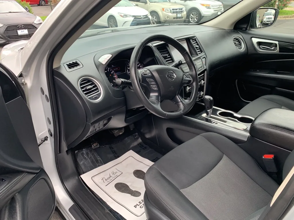 2019 Nissan Pathfinder SV — foto 15 de 21