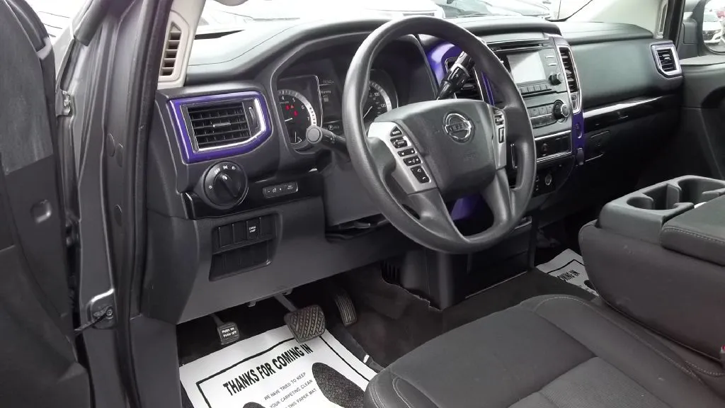 2017 Nissan Titan Platinum Reserve — foto 14 de 19