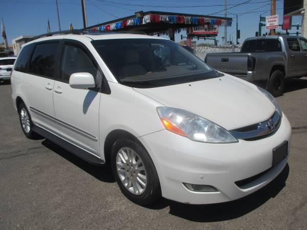 White 2009 Toyota Sienna XLE Minivan Front-Wheel Drive 5-Speed Automatic