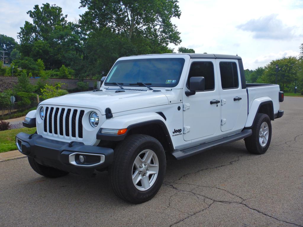 White 2022 Jeep Gladiator Pickup Truck Four-Wheel Drive 6-Speed Manual