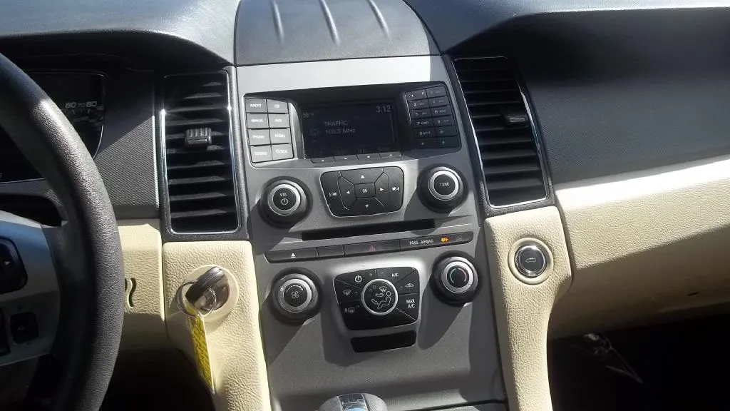 2017 Ford Taurus SE — photo 13 of 16