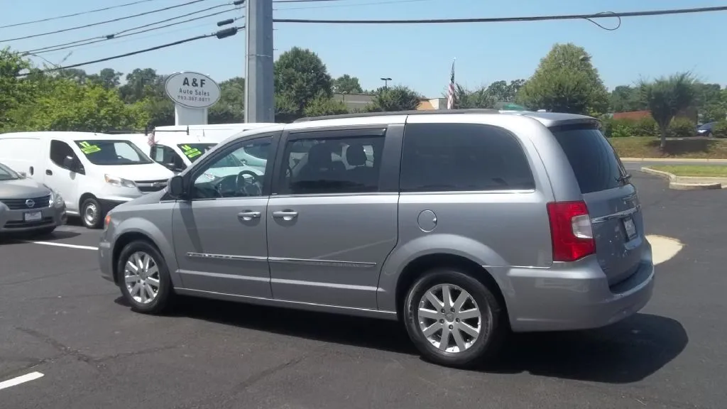 2013 Chrysler Town & Country Touring — photo 5 of 17