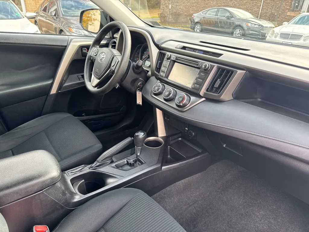 2015 Toyota RAV4 LE — photo 9 of 24