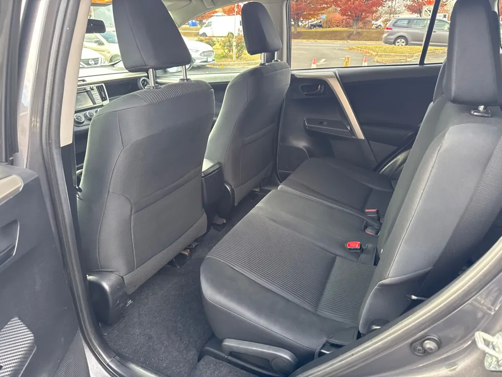 2015 Toyota RAV4 LE — photo 15 of 24