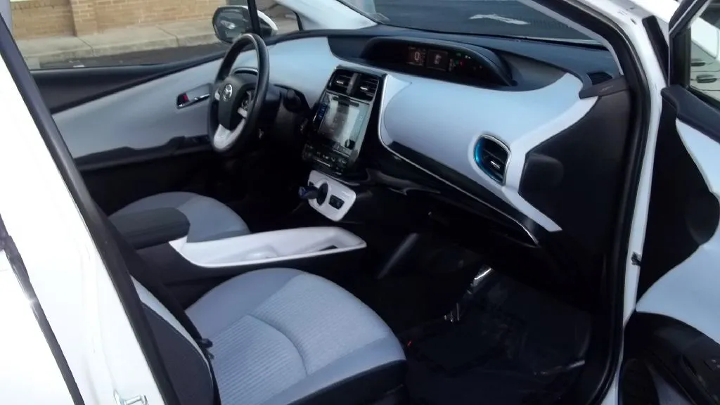 2016 Toyota Prius Three — foto 9 de 20
