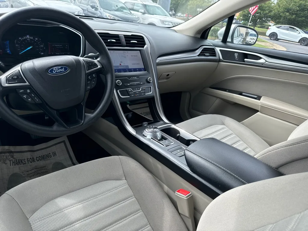 2019 Ford Fusion SE — photo 12 of 23