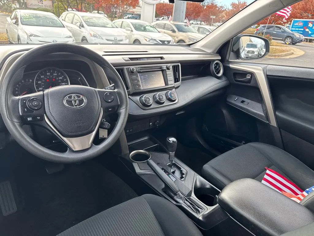 2015 Toyota RAV4 LE — photo 14 of 24