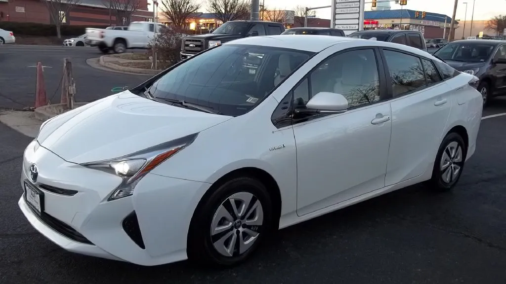 2016 Toyota Prius Three — foto 3 de 20