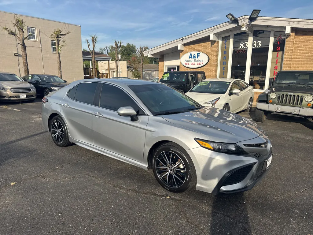 2021 Toyota Camry SE — photo 1 of 21