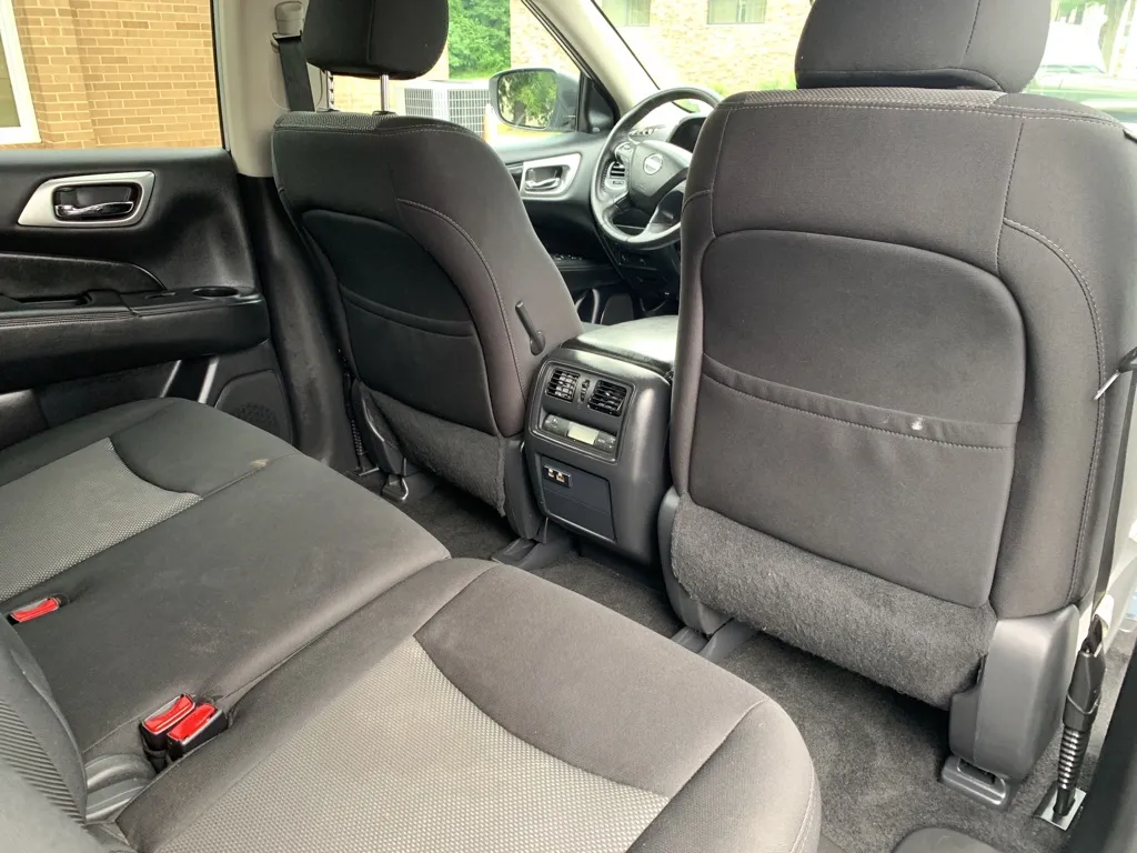 2019 Nissan Pathfinder SV — foto 12 de 21