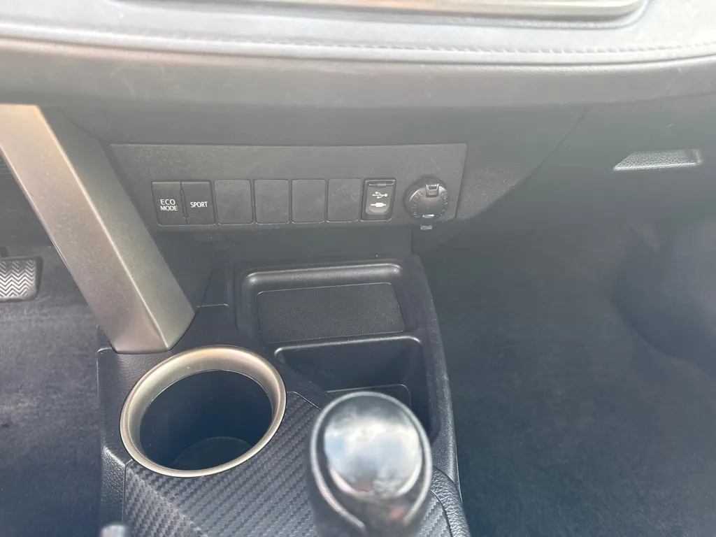 2015 Toyota RAV4 LE — photo 20 of 24