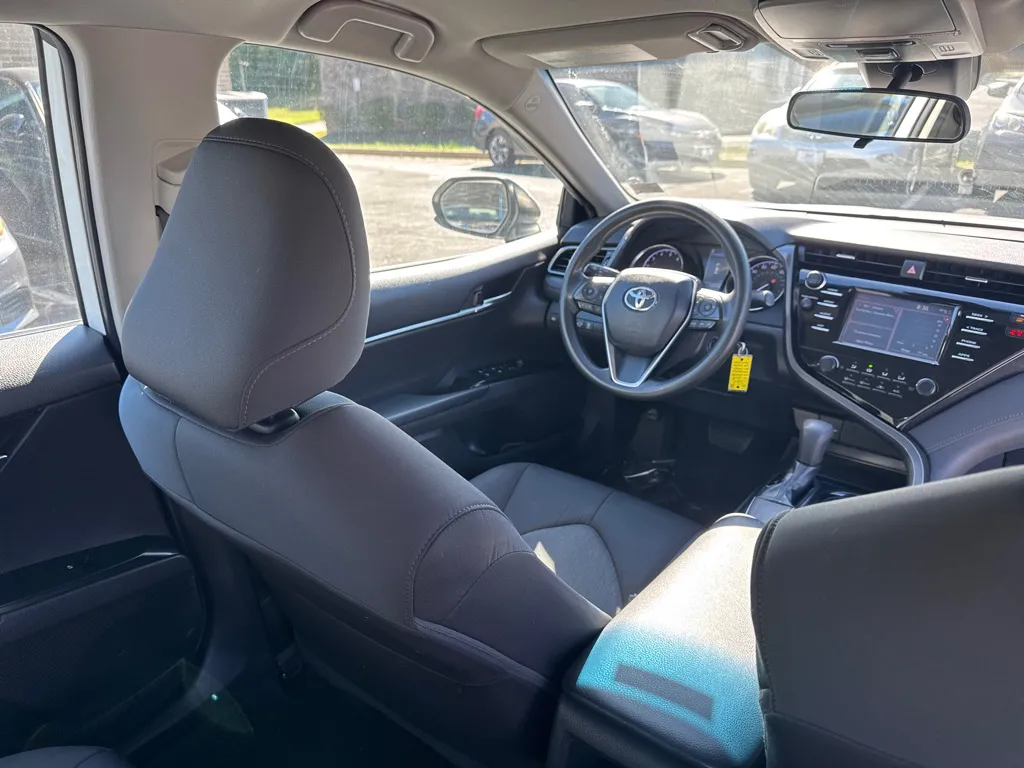 2019 Toyota Camry L — foto 12 de 22
