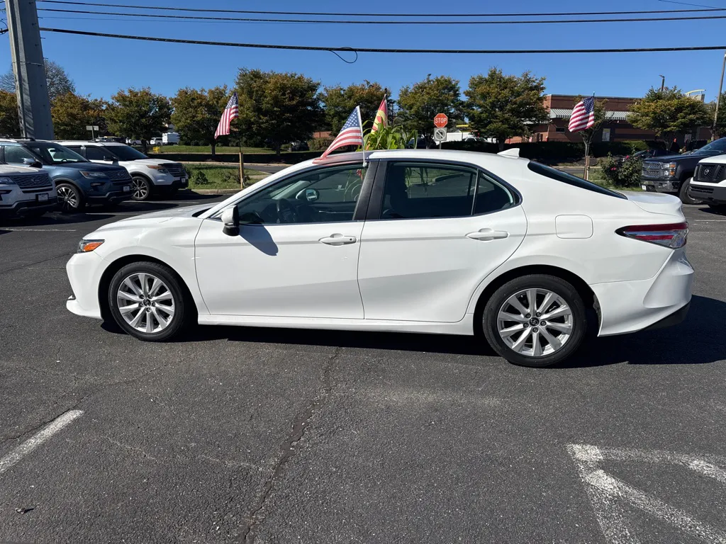 2019 Toyota Camry L — foto 4 de 22