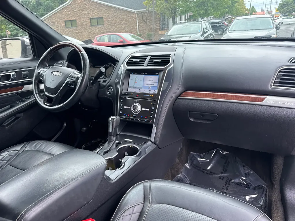 2018 Ford Explorer Platinum — photo 11 of 31