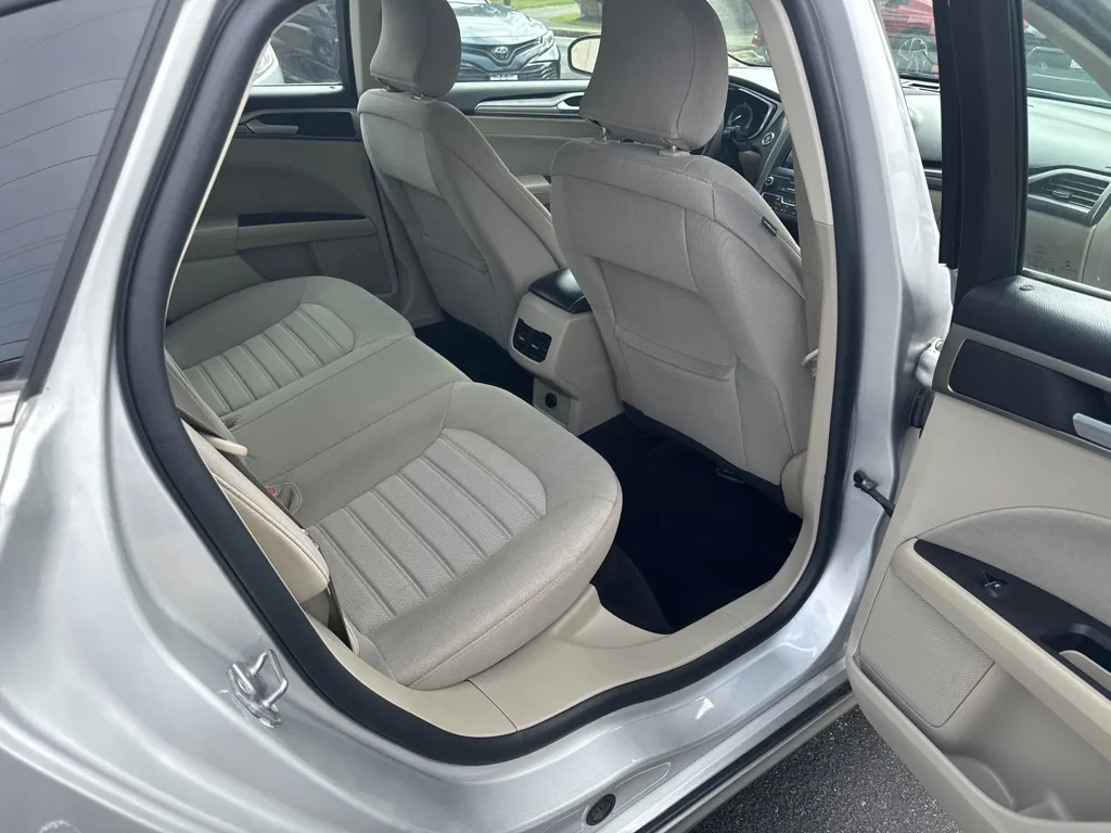 2019 Ford Fusion SE — photo 10 of 23