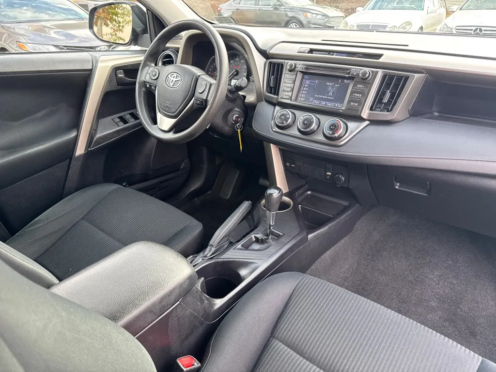 2015 Toyota RAV4 LE — photo 10 of 24