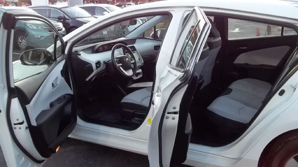 2016 Toyota Prius Three — foto 12 de 20