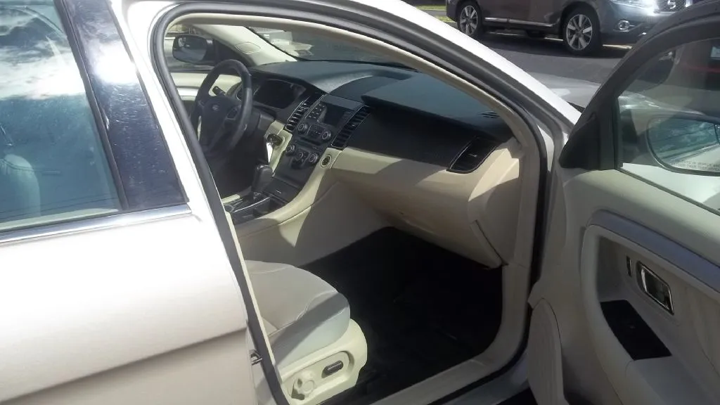 2017 Ford Taurus SE — photo 10 of 16