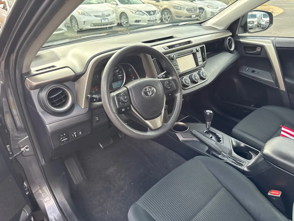 2015 Toyota RAV4 LE — photo 16 of 24