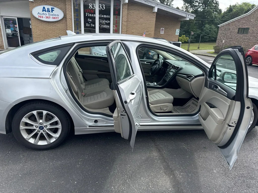 2019 Ford Fusion SE — photo 11 of 23