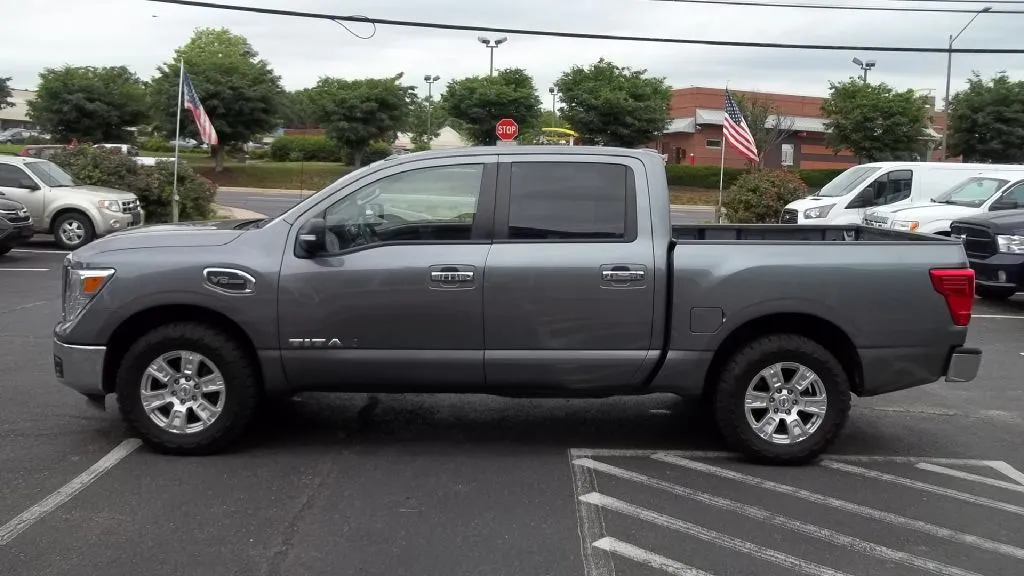 2017 Nissan Titan Platinum Reserve — foto 5 de 19
