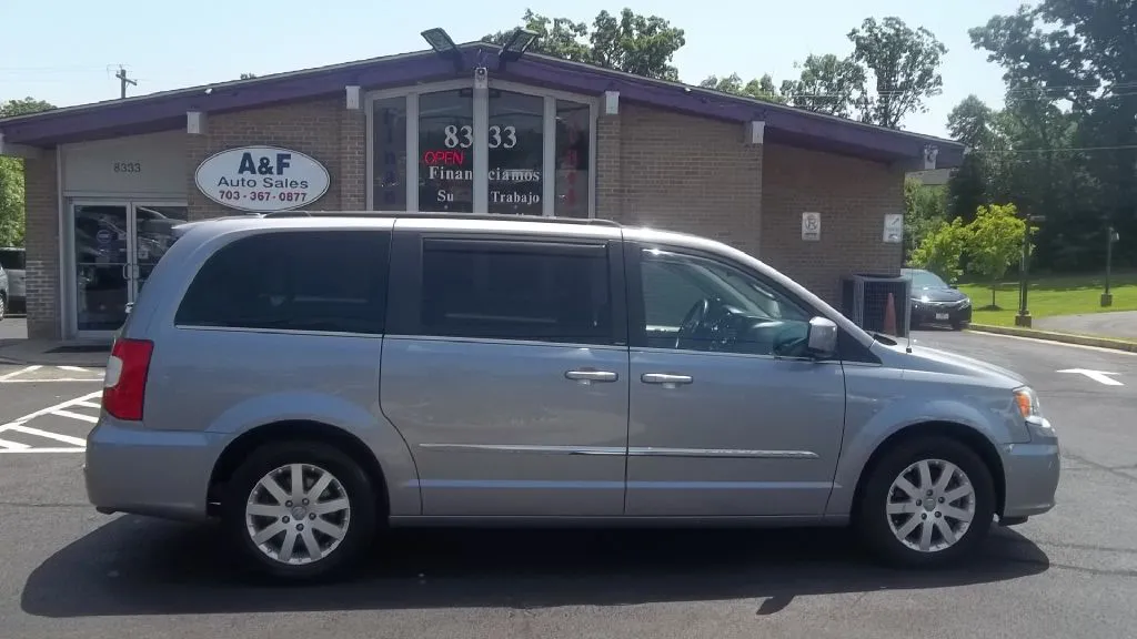 2013 Chrysler Town & Country Touring — photo 6 of 17