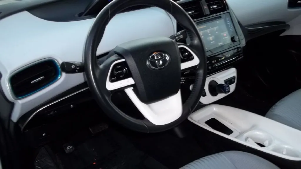 2016 Toyota Prius Three — foto 11 de 20