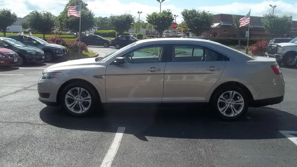 2017 Ford Taurus SE — photo 4 of 16
