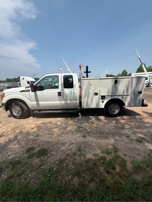 White 2016 Ford F-350 Super Duty Pickup Truck 4X2 6-Speed Automatic