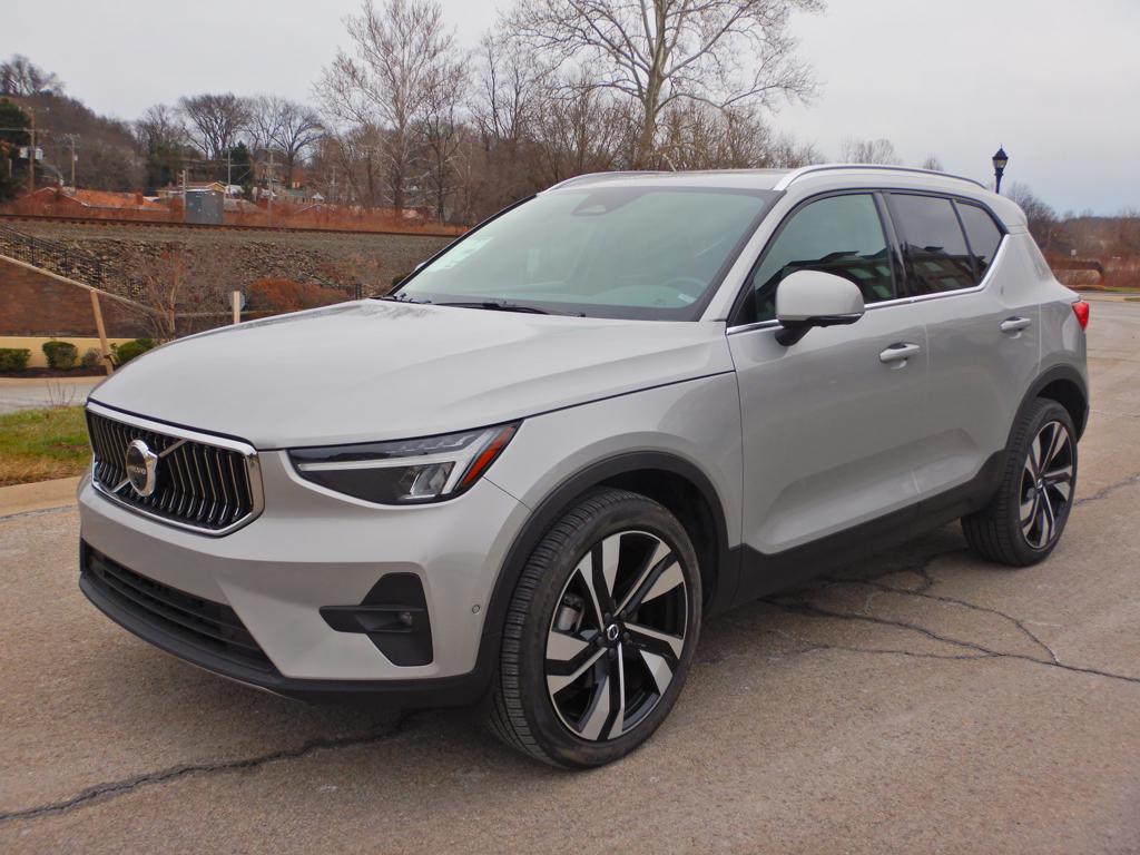 2025 Volvo XC40 B5 Plus Bright Theme AWD