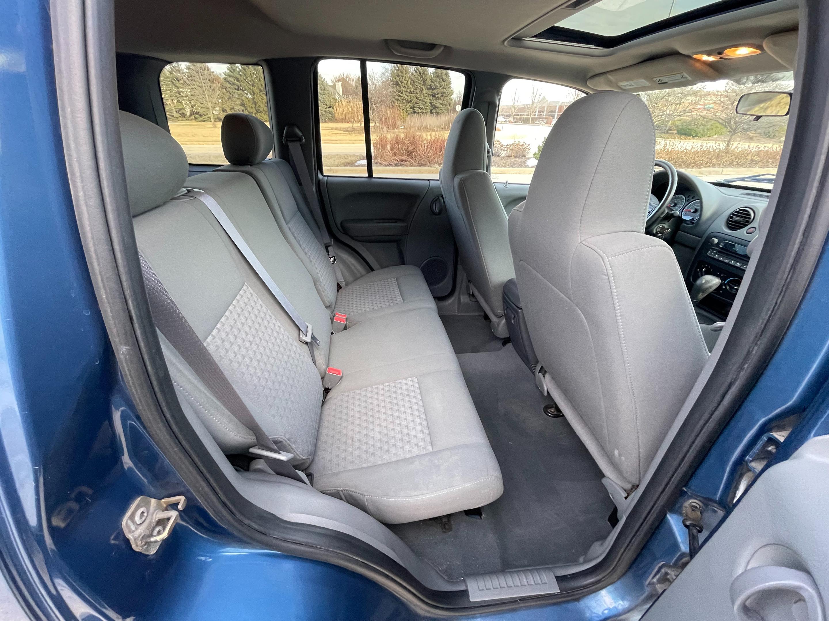 2005 JEEP LIBERTY - Image 8