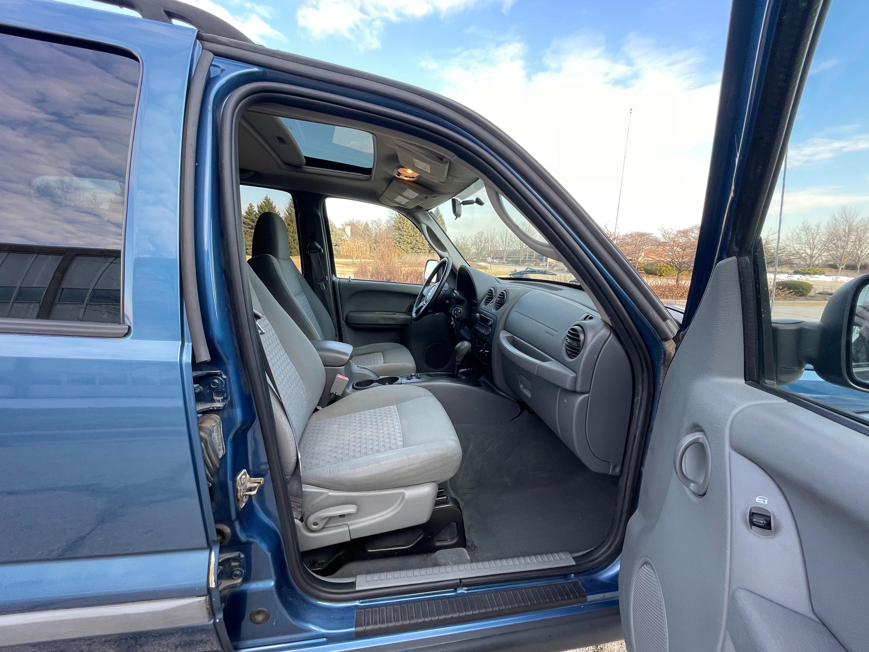 2005 JEEP LIBERTY - Image 15