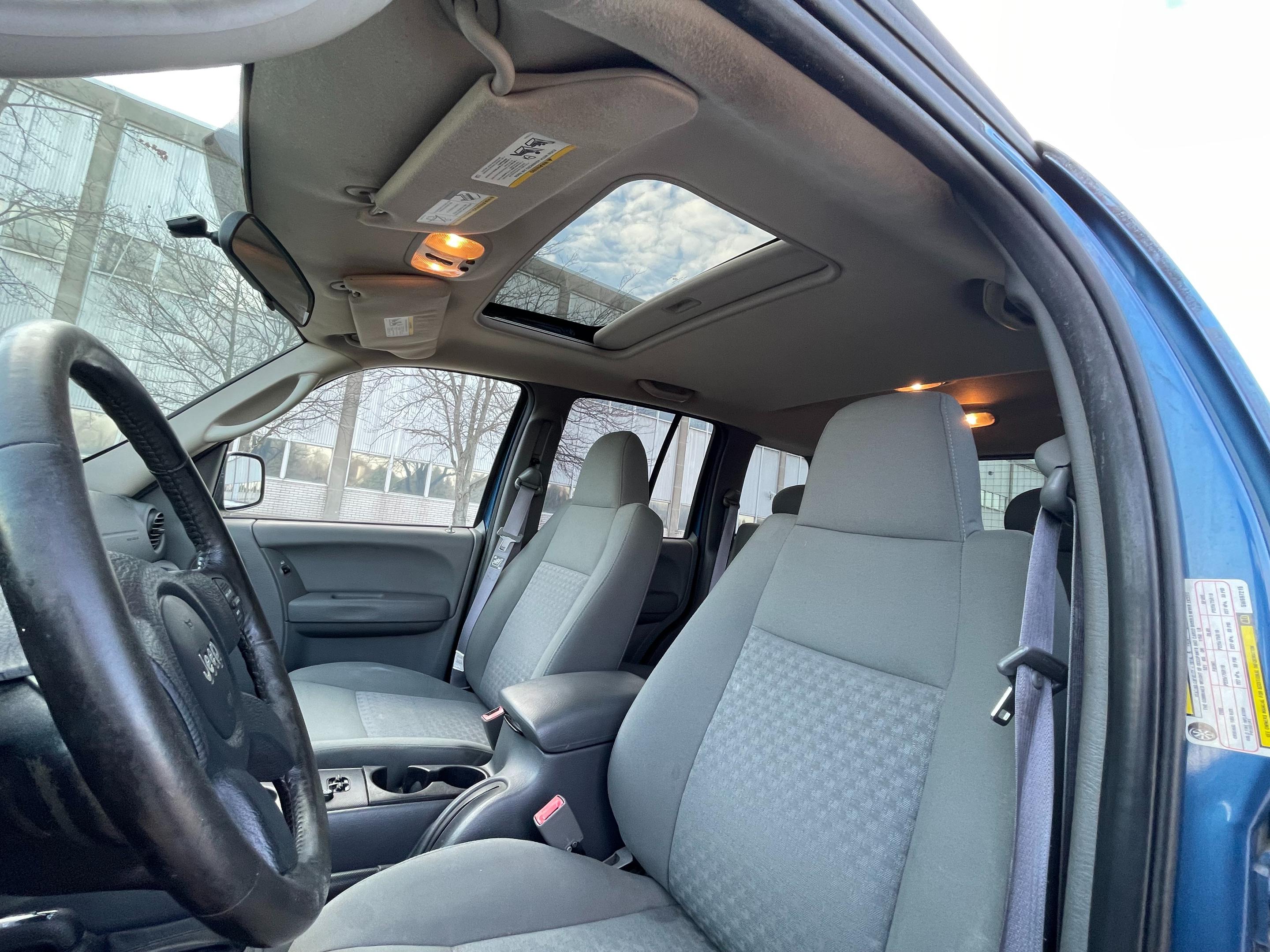 2005 JEEP LIBERTY - Image 17